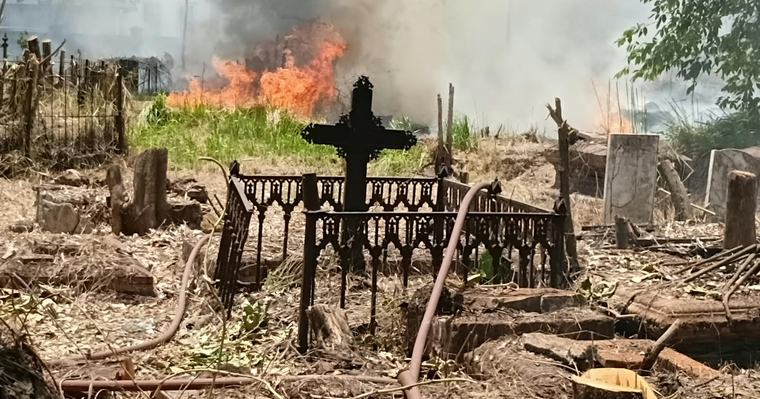 Engels Nieuwe Oranjetuin on fire PARAMARIBO – Nieuwe Oranjetuin, the historical cemetery which is located in the Dr. J.F. Nassylaan in Paramaribo was on fire last Wednesday.