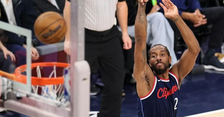 BASKETBAL LA Clippers fors bestraft door NBA De Amerikaanse basketbalcompetitie NBA heeft donderdag flinke straffen uitgedeeld aan Los Angeles Clippers vanwege salarisfraude bij sterspeler Kawhi Leonard.