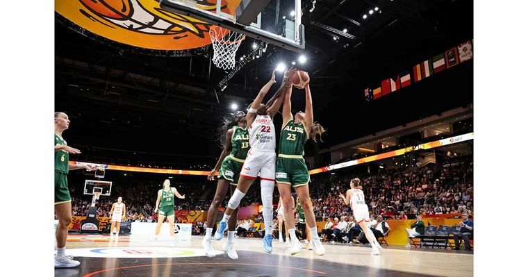 BASKETBAL Australië overtuigend langs Turkije: 87-71 Australië heeft in de Berlin Arena overtuigend afgerekend met Turkije. De Opals wonnen met 78-71 en hadden vrijwel de hele wedstrijd de controle.