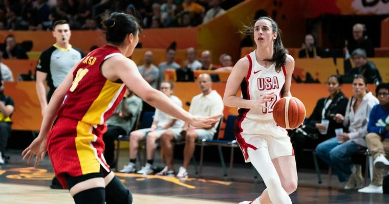 BASKETBAL VS boekt ruime overwinning op China: 94-61 De Verenigde Staten hebben China in de groepsfase van de FIBA Women’s World Cup overtuigend verslagen met 94-61.