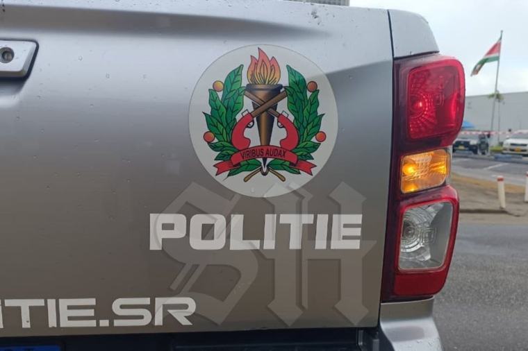Gewapende overvaller rukt sieraden van klant in Suribet-shop