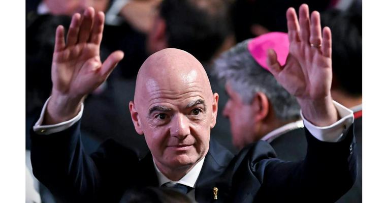 VOETBAL FIFA beschuldigt UEFA van ‘lastercampagne’ tegen Infantino De FIFA beschuldigt de UEFA van een lastercampagne tegen de wereldvoetbalbond en voorzitter Gianni Infantino.