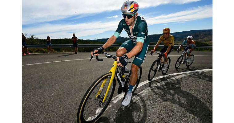 WIELRENNEN Wout van Aert verslaat medevluchters in sprint en boekt zijn tweede ritzege