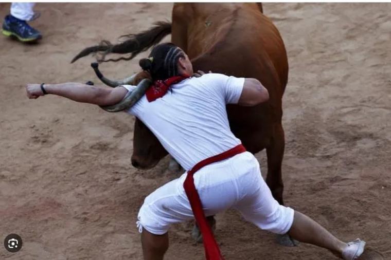 Beelden -Man gewond door stier in Spanje